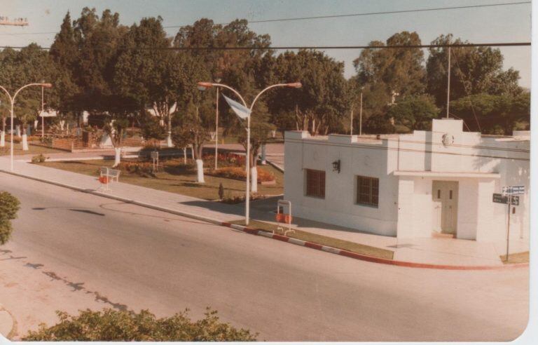 Río Primero, ayer y hoy. El Municipio funciona en este edificio desde el año 1955.