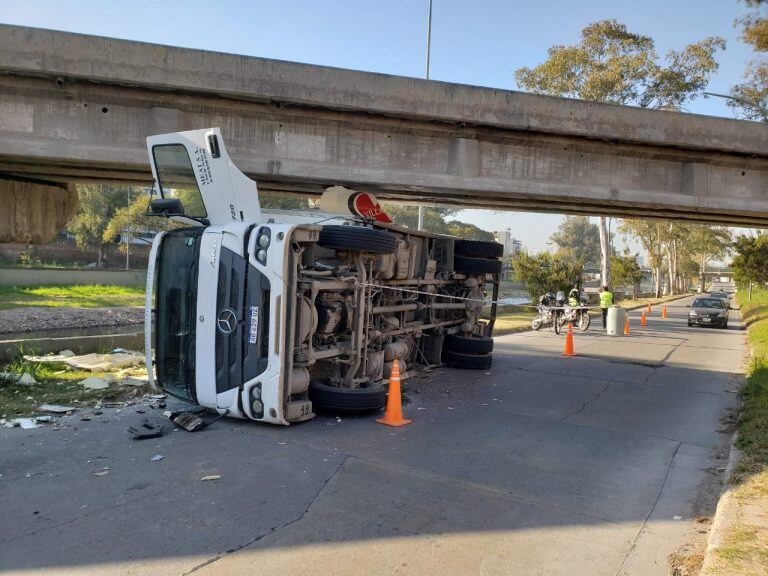 Choque y vuelco en Costanera.