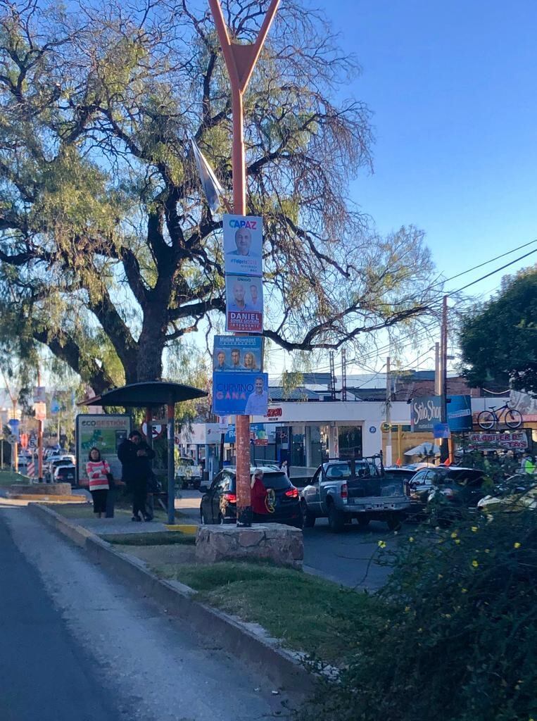 Invasión de carteles políticos en la ciudad