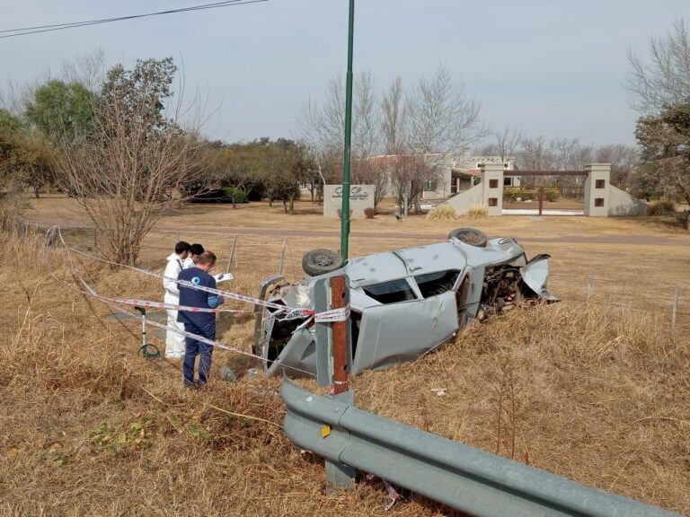 Al parecer, el conductor dio positivo en el control de alcoholemia y se dio a la fuga. En el vuelco, murió el acompañante.