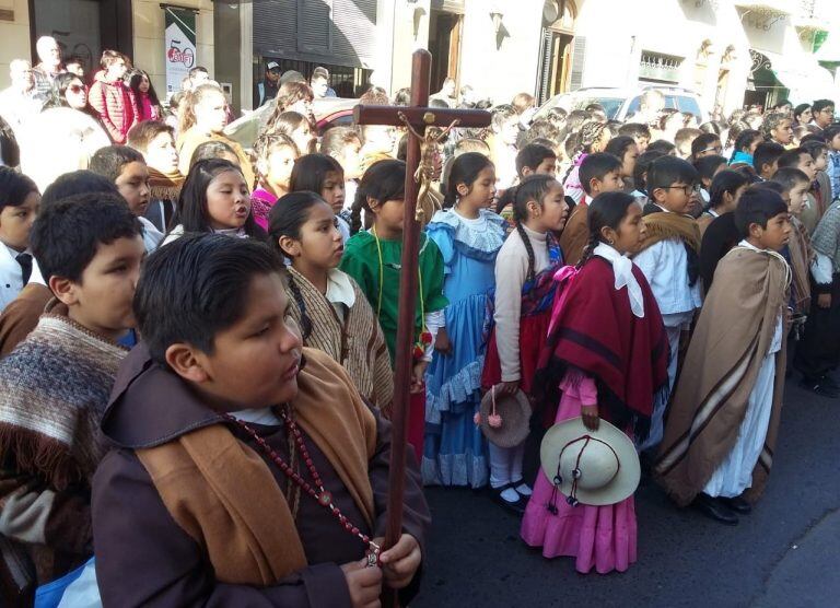 El alumnado participa activamente de la conmemoración del Éxodo Jujeño.