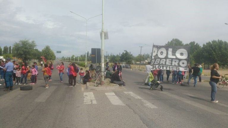 Los movimientos sociales exigen un bono de fin de año (lmneuquén).