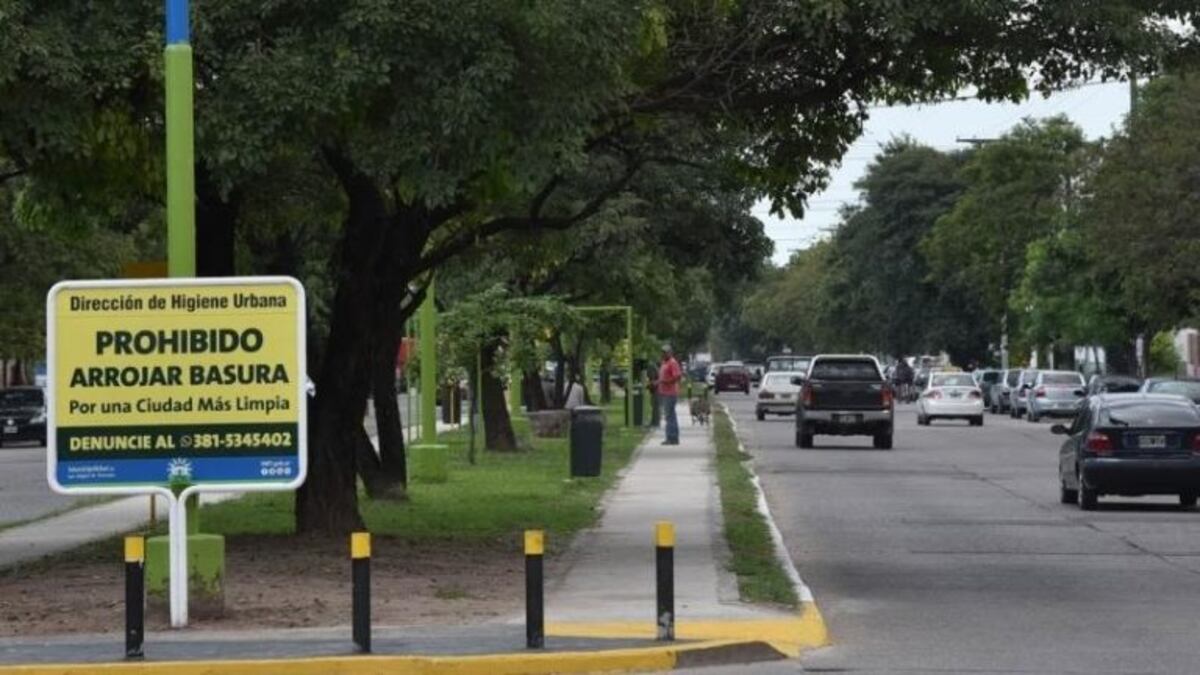 Un hombre tiró basura en la plaza Alberdi y despertó la indignación de todos