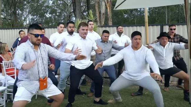 Los amigos de Navar Herbert le regalaron el clásico "Haka" del rugby para alentarlo a seguir adelante