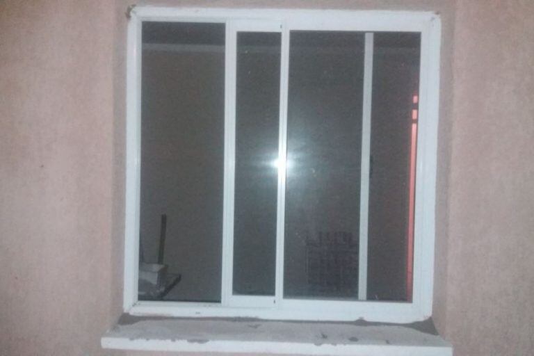 Por la ventana los  ladrones sacaban las cosas que intentaron llevarse.