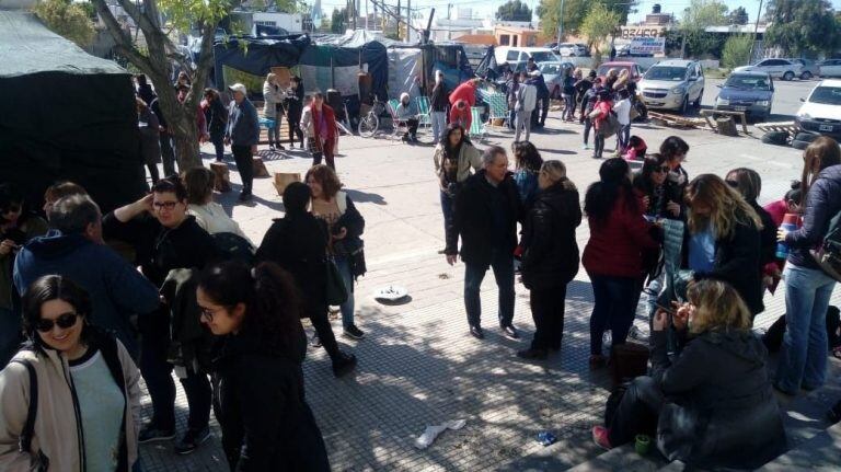 Los docentes de la Regional Este de Atech se trasladaron en las últimas horas al edificio de la cartera educativa.