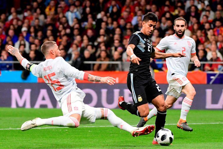 Meza durante el último amistoso frente a España, que terminó en derrota 1-6 para la Selección Argentina. (Foto: AFP)