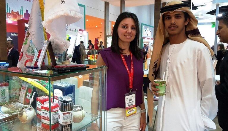 Como esta muestra de yerba mate en una feria alimenticias de Dubai, también países como Siria han incorporado el mate a sus costumbres cotidianas. (INYM)