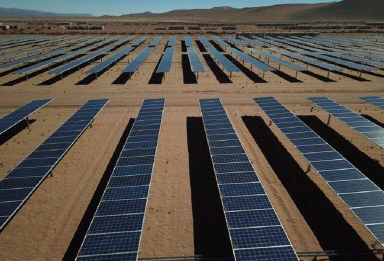 En las alturas de la Puna jujeña, más de un millón de paneles solares ocupan una superficie de 800 hectáreas, lo que la convierte en la planta solar más grande de Latinoamérica.