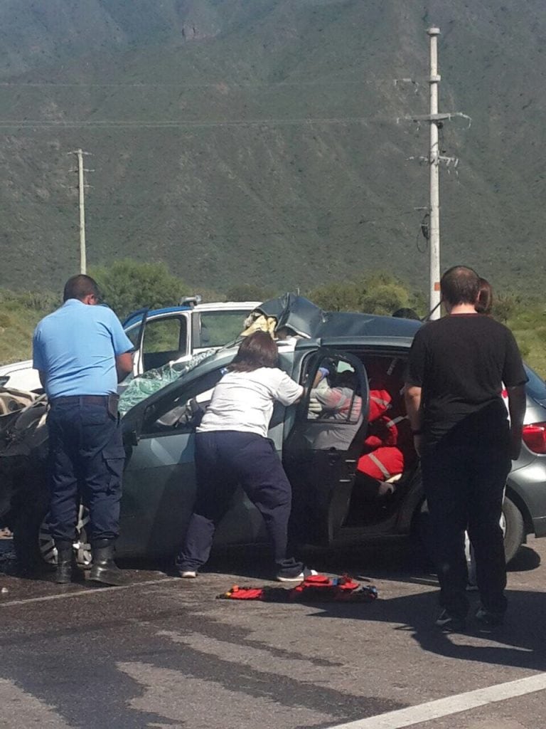 Personal de Bomberos Voluntarios junto a efectivos de la Policia tratando de sacar el cuerpo de Bellido tras el siniestro vial en 2017