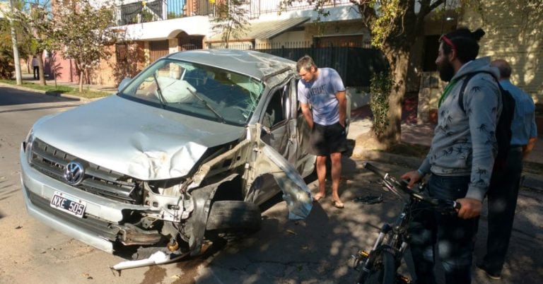 Accidente en barrio Alberdi entre una camioneta y una automóvil estacionado.