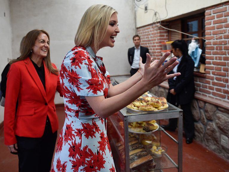 De muy buen ánimo, la funcionaria estadounidense saluda a los trabajadores cuando llega a la panadería de Graciela Cristina Alcocer, en Palpalá. (AP Photo/Gustavo Garello)