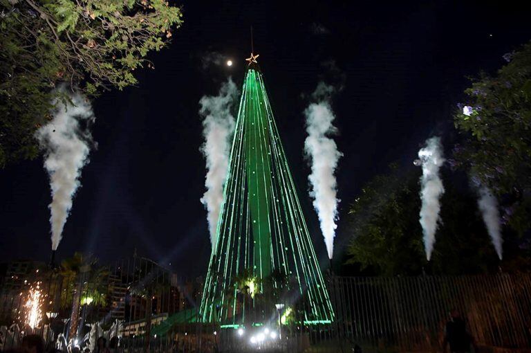 El arbolito de Navidad del Faro del Bicentenario en Córdoba volvió a armarse este 8 de diciembre.