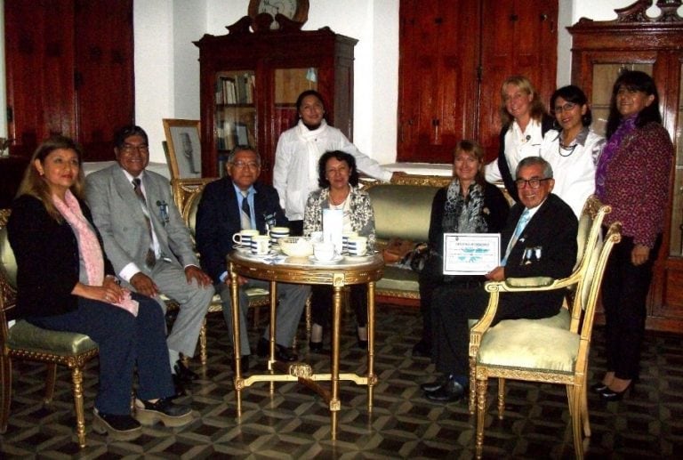 Las autoridades de la Escuela Belgrano recibieron a los excombatientes y sus familiares.