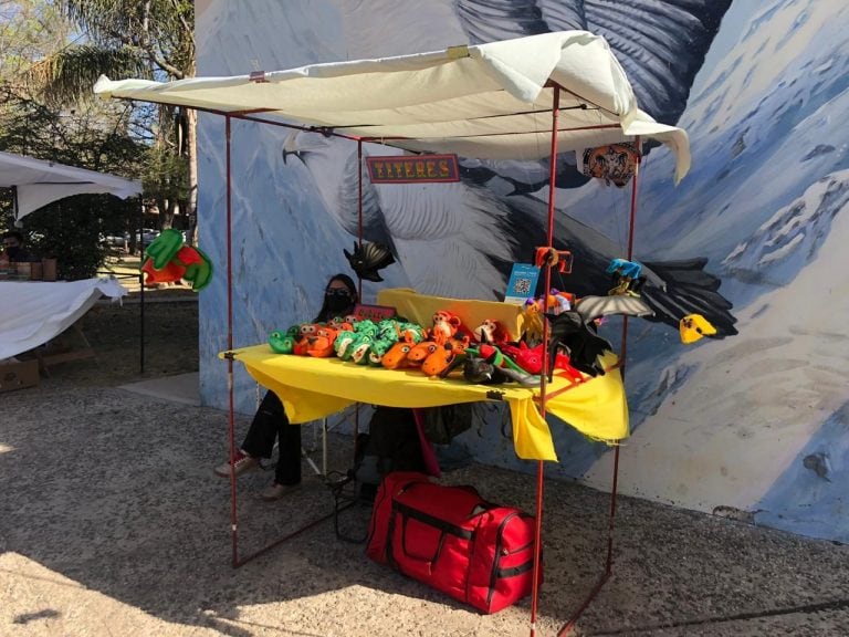 Feria de artesanos en la costanera del lago San Roque. Foto: VíaCarlosPaz