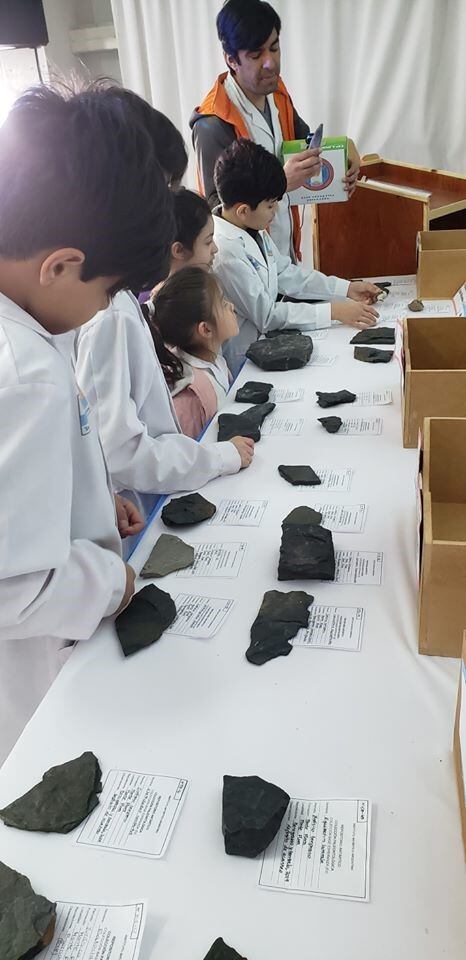 Pequeños científicos. Reconocimiento de rocas y formación geológica de la península.