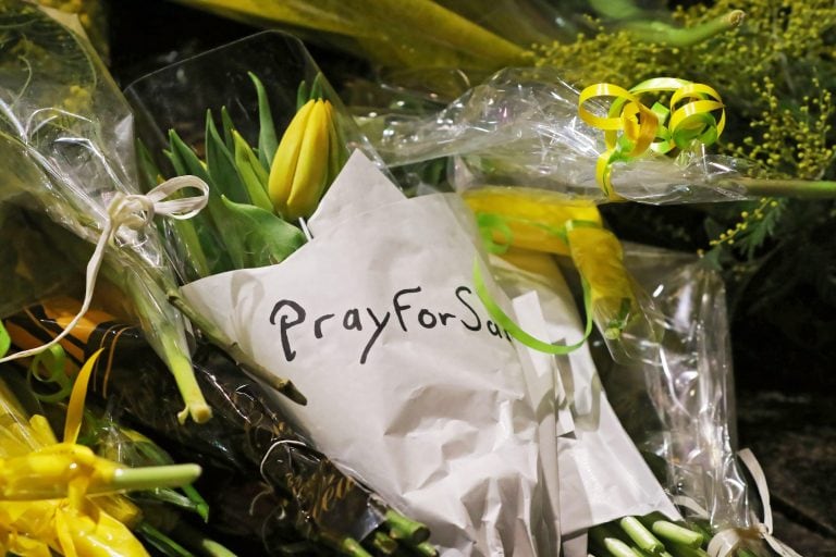 Ofrenda florar durante una congregación para conmemorar al jugador argentino de fútbol Emiliano Sala, este martes en Nantes .