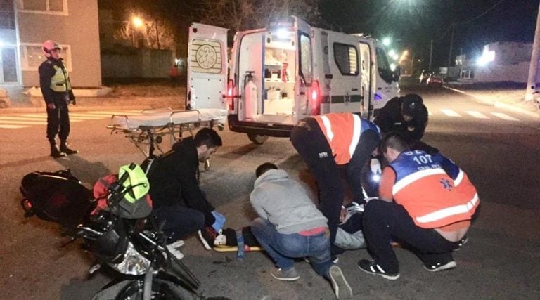 El joven circulaba sin casco y cruzó un semáforo en rojo (En Boca de Todos HD)