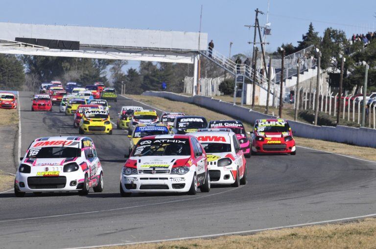 La Clase 2, una de las categorías nucleadas en Córdoba Pista, desarrolló en el Cabalén una espectacular carrera con pilotos invitados.