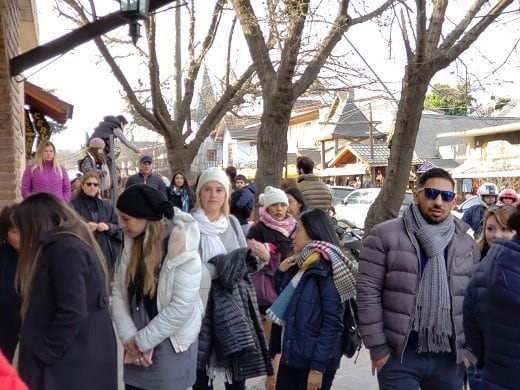 La céntrica calle de Villa General Belgrano se vio colmada de turistas que disfrutan de este fin de semana extra largo.