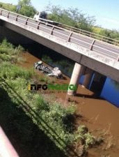 Los ocupantes de un auto se salvaron de milagro tras despistarse y caer al arroyo Monje.