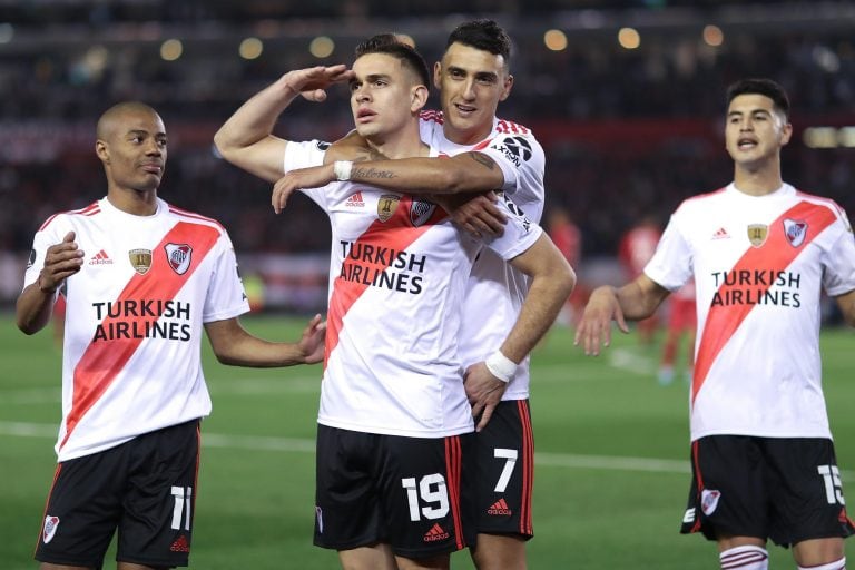 Rafael Santos Borre festeja el segundo gol de River ante Cerro Porteño en El Monumental (Foto: EFE).