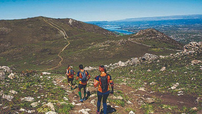 Los participantes realizan un recorrido a pie de entre 6 y 42 kilómetros.