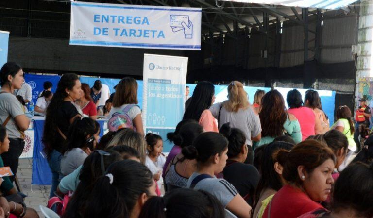 El operativo de distribución, "con total orden y agilidad", se inició en el Centro Cultural Manuel Belgrano, ubicado en el microcentro de la capital provincial, según destacaron funcionarios del Ministerio de Desarrollo Humano de Jujuy, y de la Gerencia Zonal Salta del Banco de la Nación Argentina.