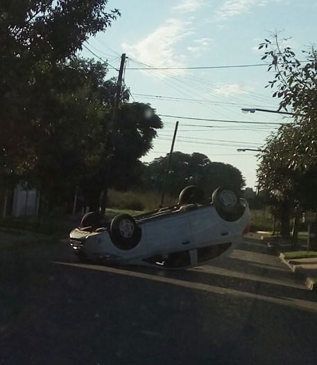 Así quedó el vehículo tras el vuelco. (Flash 24)