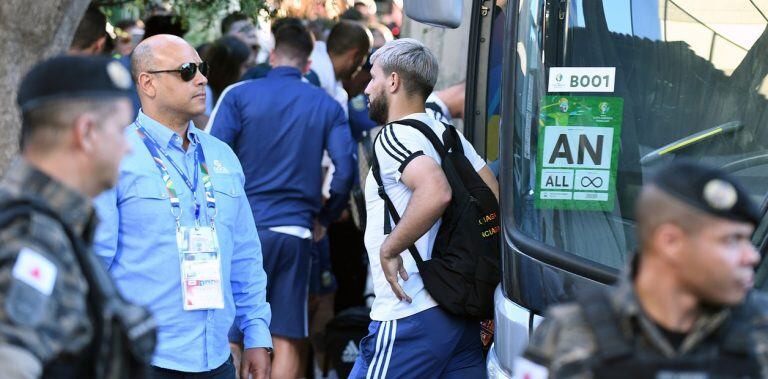 Sergio Kun Agüero, al llegar al hotel en Brasil. (Foto:Clarín/Juano Tesone)