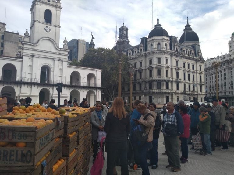 Entregan a vecinos frutas en reclamo de mejora en el pago del kilo.