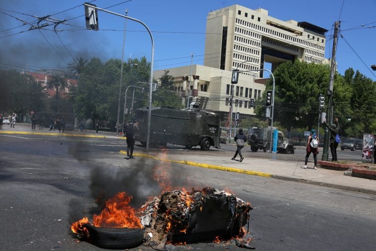 Manifestantes participan en una nueva jornada de protestas en las afueras del Congreso. (EFE)