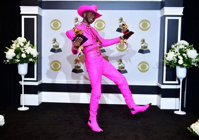 El rapero Lil Nas posa con sus dos premios, el primero al Mejor dúo pop y el segundo al Mejor Video Musical en la gala de los Grammy 2020, en Los Angeles. (Foto: Frederic J. Brown / AFP)