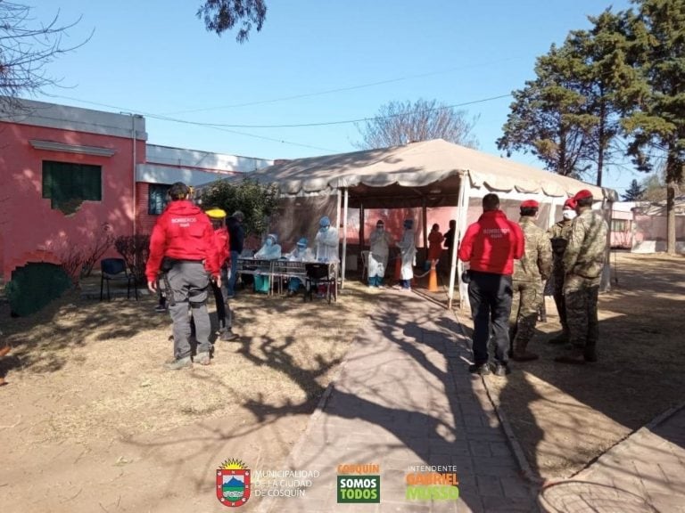 Operativo sanitario de hisopados masivos en el Hospital Dr. Armando Cima, el pasa<do lunes 17 de julio. (Foto: Facebook / Municipalidad de Cosquín Oficial).