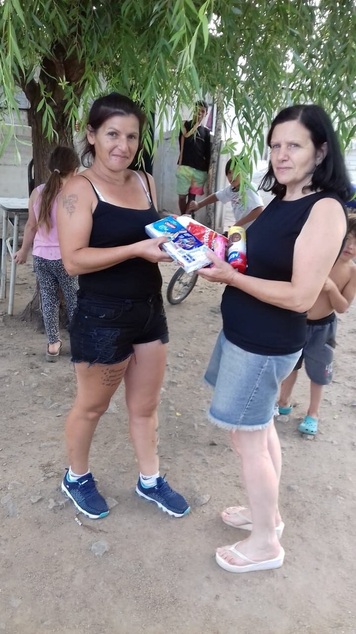 Liliana entregó las galletitas en comedores de Tandil.