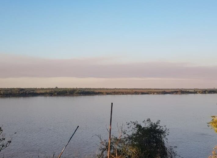 Los incendios en las islas frente a Rosario siguen afectando a la población urbana. (Vía Rosario)