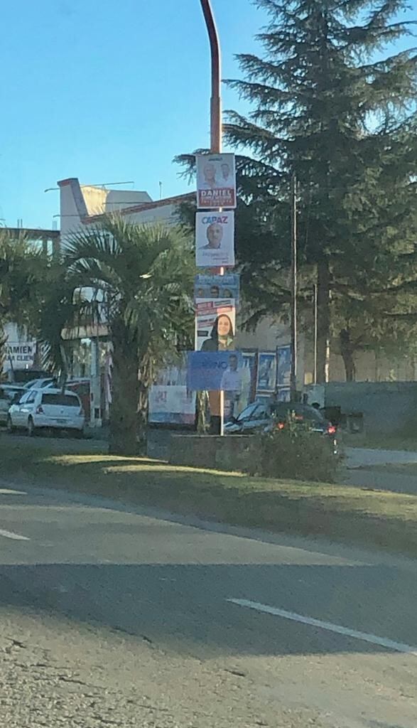 Invasión de carteles políticos en la ciudad