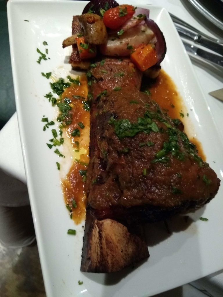 Ossobucco (llamado también garrón o jarrete) cocido a baja temperatura por un lapso de 13 horas.