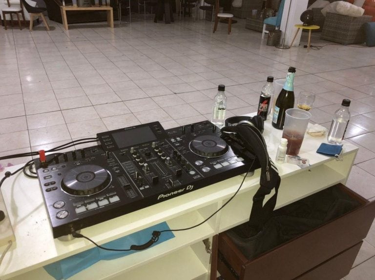 Desbarataron una fiesta electrónica en una mueblería y detuvieron a dos dealers en Balvanera (Foto: Policía de la Ciudad)