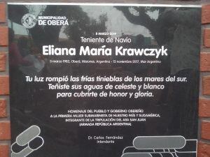 Placas en honor de Eliana María Krawczyk. (OberáOnline)