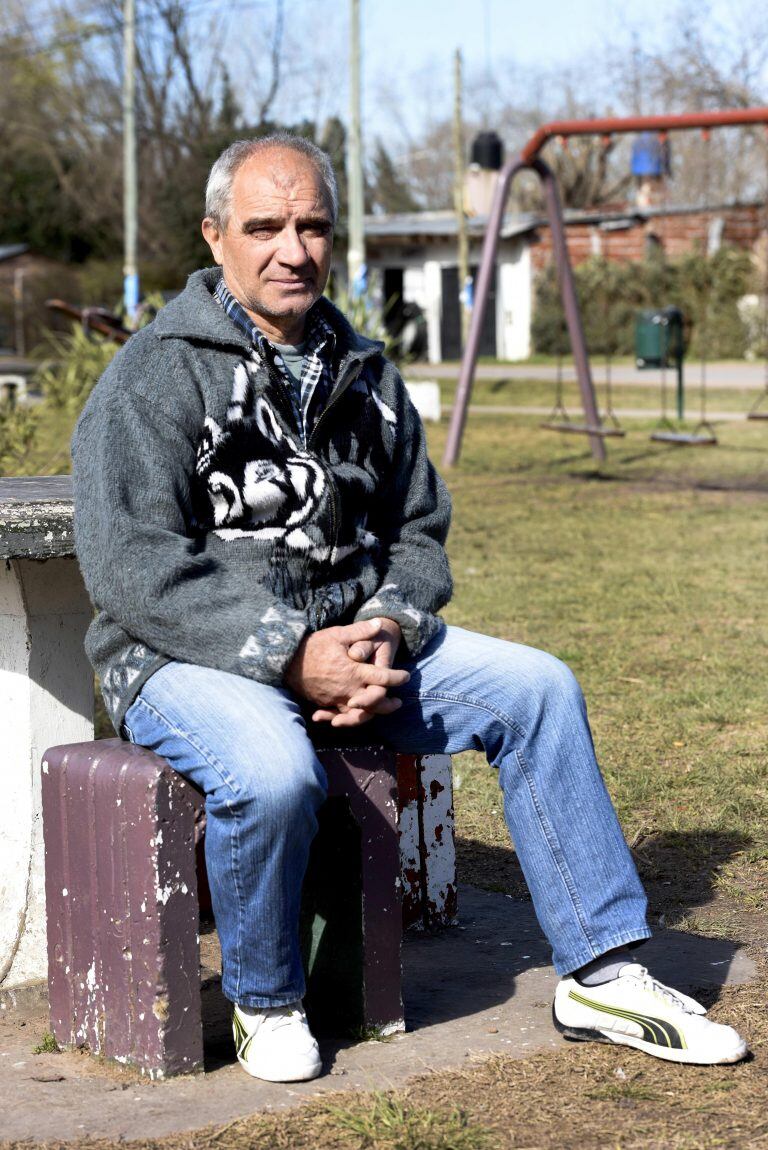 GRAF2645. BUENOS AIRES, 15/09/2019.- Fotografía del 1 de agosto de 2019 que muestra a Oleksandr Zahorodnyuk en Buenos Aires (Argentina). A 150 metros del destrozado reactor número 4 de Chernóbil, unos guantes blancos y una mascarilla fueron la única protección que Oleksandr Zahorodnyuk, un ucraniano de 63 años que respira el "aire limpio" de Argentina desde hace 20, recibió en 1986, cuando la catástrofe de la central nuclear le cambió la vida. EFE/Fabián Mattiazzi