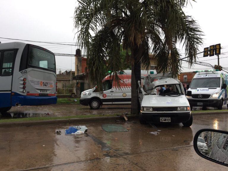 Choque entre un colectivo y dos utilitarios en la zona oeste de Rosario