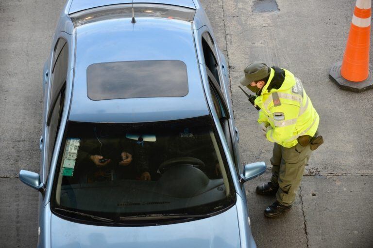 Estrictos controles de las fuerzas de seguridad en los accesos a la ciudad de Buenos Aires durante el inicio de una cuarentena más estricta en el AMBA. (Clarín)