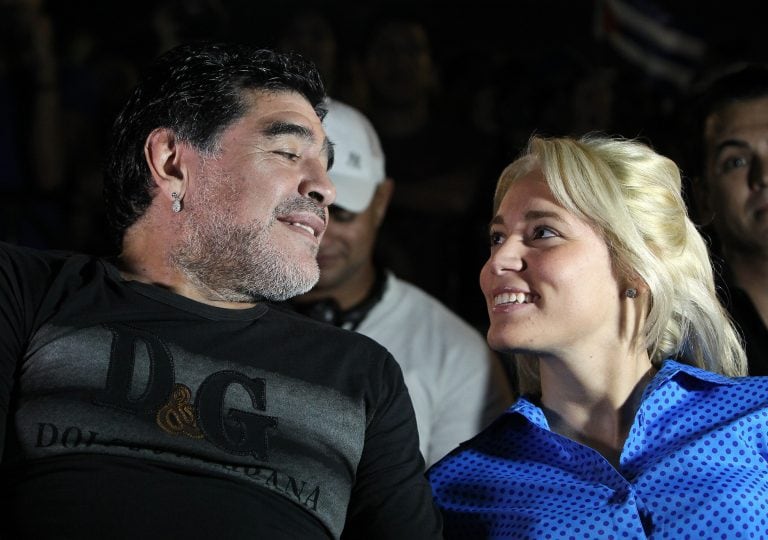 HAB06. LA HABANA (CUBA), 09/01/2015.- El exfutbolista argentino Diego Armando Maradona acompañado de su novia Rocío Oliva, asiste hoy, viernes 9 de enero de 2015, a un concierto del cantautor cubano  en su primera presentación de 2015 en la "Gira por los barrios", un proyecto artístico que inició hace cuatro años, en el barrio "Zamora" del municipio habanero Marianao (Cuba). Maradona llegó el pasado lunes a Cuba con un equipo de la cadena Telesur para grabar los dos primeros programas de la nueva temporada del programa deportivo "De Zurda", que serán trasmitidos este fin de semana. EFE/Alejandro Ernesto  cuba diego armando maradona rocio oliva exfutbolista argentino junto a su novia exjugador en un concierto de musica vacaciones y grabacion nuevo programa television