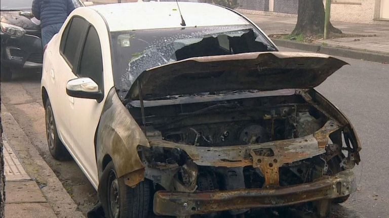 Un presunto ataque de los "Caza Uber" en el barrio porteño de Floresta dejó un auto totalmente incendiado.