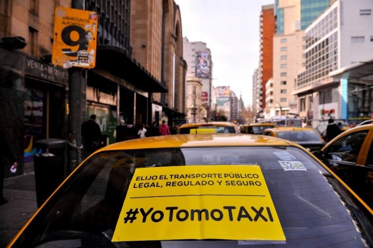 Cientos de taxistas realizaron tres cortes simultáneos en rechazo a Uber. Maxi Failla