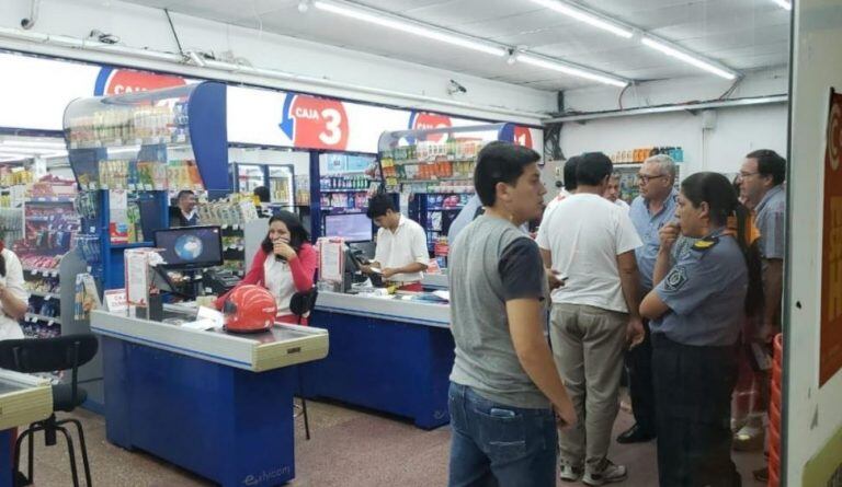 Delincuentes armados robaron un reconocido supermercado correntino. (Foto: Época)