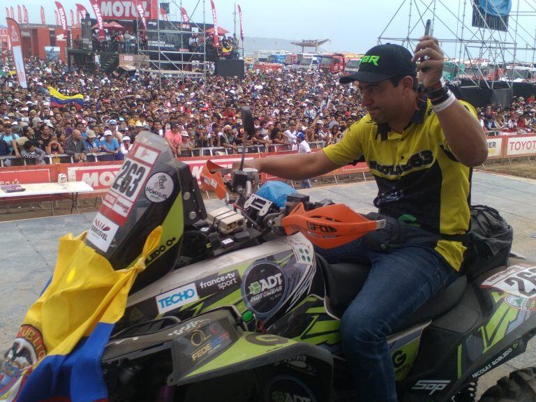 El colombiano Nicolás Robledo, iniciando en Lima el Dakar 2019 en enero pasado. La imagen se repetirá, ahora en Yeda, la segunda ciudad más importante de Arabia Saudita.