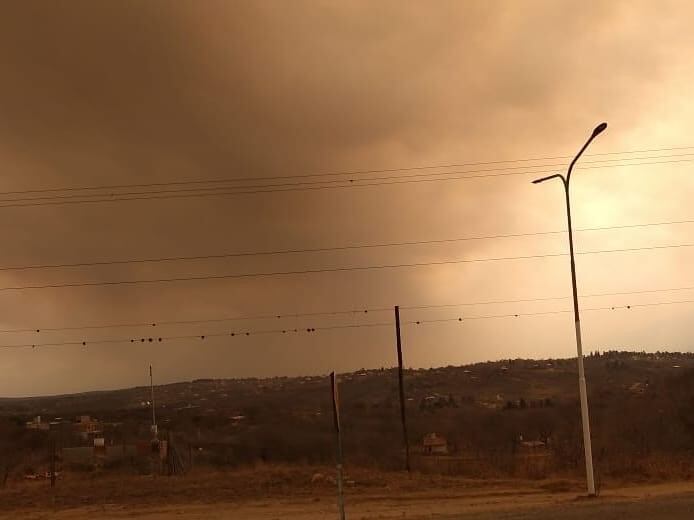 Bomberos de Arroyitos se suman para combatir el incendio de Ischilin