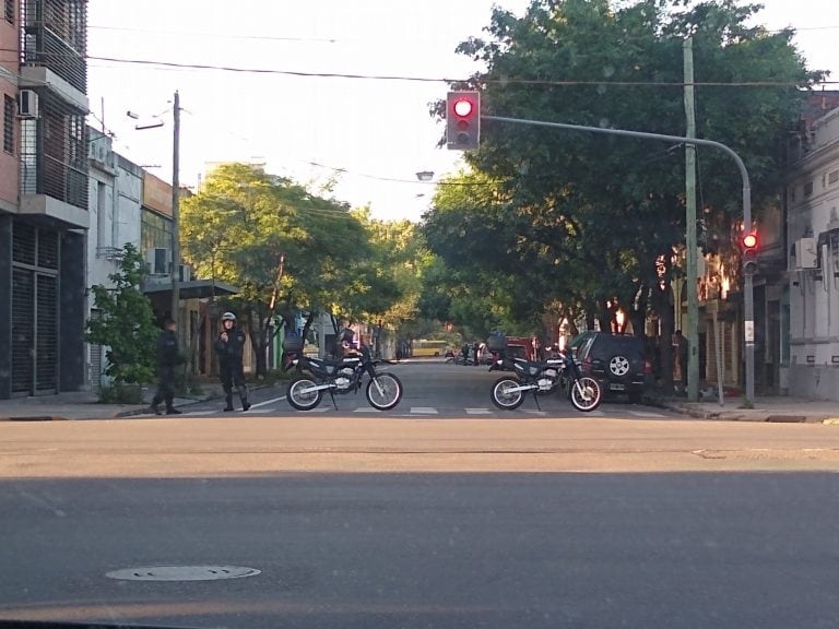 Accidente de policía de la Brigada Motorizada en Entre Ríos y Gálvez. (@JoseljuarezJOSE)